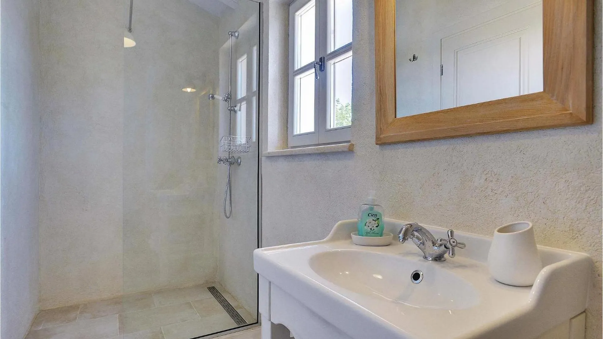 4 Bedroom Lovely Home In Fažana